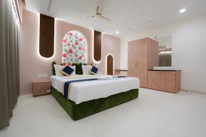 a large bedroom with a large bed and a kitchen at Hotel Hill Park in Indore