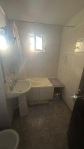 a bathroom with a sink and a tub and a toilet at 2 Rooms Center Ramnicu Valcea in Râmnicu Vâlcea +26 photos