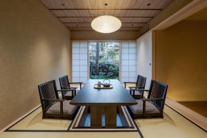 a dining room with a table and chairs at 季楽 邸 清水 Kiraku Tei Kiyomizu in Kyoto