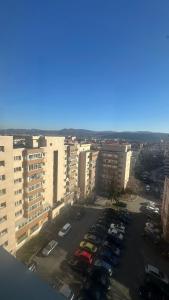 an aerial view of a parking lot in a city at 2 Rooms Center Ramnicu Valcea in Râmnicu Vâlcea