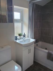 a bathroom with a sink and a toilet and a tub at Bideawee in Belton +33 photos