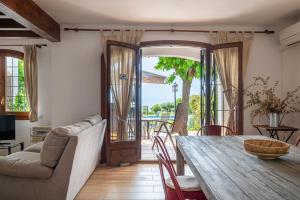 a dining room with a table and chairs and a patio at AT084 Piscina compartida con 3 casas y vistas al mar in Torredembarra