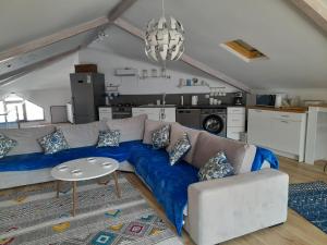 a living room with a couch and a kitchen at Turkish Mountain Retreat in Saadet