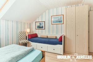 a small bedroom with a bed in a room at Gîte Sieck Moulin de Kerellec in Plougoulm