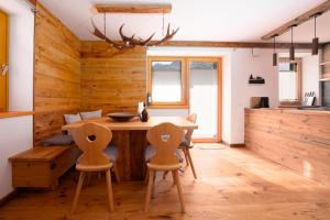 a dining room with a table and chairs at Arga' New Alpine Design Apartment Central & Scenic Views in San Vito di Cadore