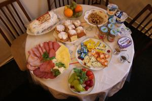 Jedlo v ubytovaní bed & breakfast alebo blízkom okolí