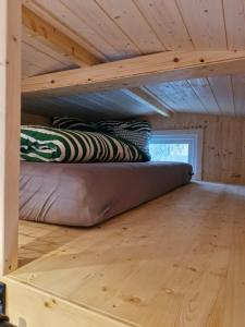 a bed in a tiny house at Tiny House Reichle in Boms