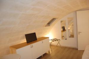 a room with a desk with a tv on it at Antica Mateola in Matera