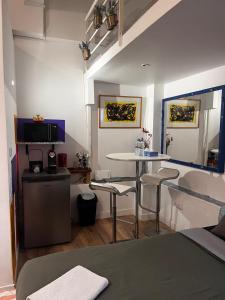 a living room with a table and a bar in it at Appart VH - Bienvenue au Lilas in Les Lilas +1 photo