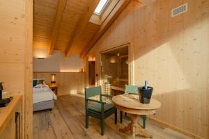 Un pat sau paturi într-o cameră la Funivia Bormio Active Hotel - Adults Only +141 fotografii