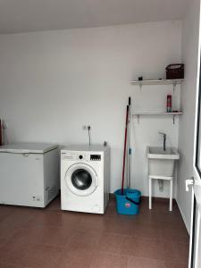 a laundry room with a washing machine and a sink at La Casa del Camaleon in Chipiona