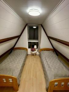 a room with two beds in a tent at Ferienwohnung Nordholland in Nieuwe-Niedorp