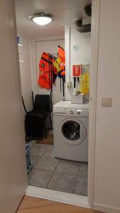 a laundry room with a washing machine and a washer at Ferienwohnung Nordholland in Nieuwe-Niedorp