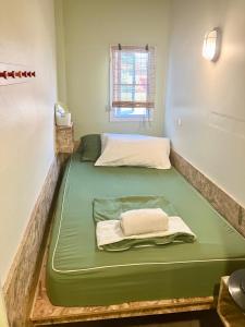 a room with two beds in a room with at 326 Podtel at The Breakie Bar in Bangkok