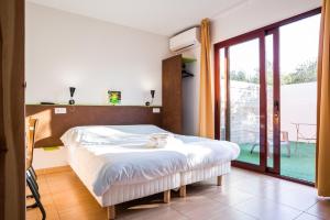 Postel nebo postele na pokoji v ubytování Hôtel Acajou