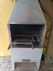 a white barbecue grill sitting on top of a table at Casa Temporada Aconchego e tranquilidade 2 in Bonito