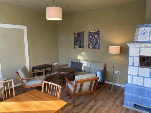 ein Wohnzimmer mit Sofa, Sesseln und Kamin in der Unterkunft Webstube in Drochtersen + 11 Fotos