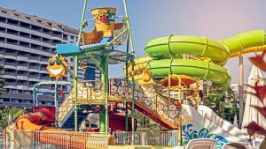 ein Wasserpark mit Achterbahn in der Unterkunft Royal Wings Hotel in Lara
