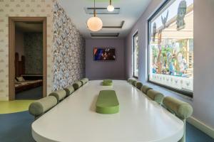 ein Konferenzraum mit einem großen weißen Tisch und Stühlen in der Unterkunft Royal Wings Hotel in Lara + 196 Fotos