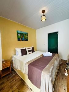 a bedroom with a large bed in a room at Pousada Oxente Uai! in Pirenópolis