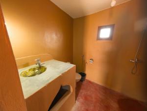 ein Badezimmer mit Waschbecken und Toilette in der Unterkunft Sahara Peace camp in Zagora + 77 Fotos