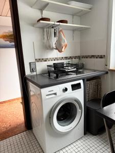 a washing machine in a kitchen with a stove at Apartment im Gründle in Birkenfeld