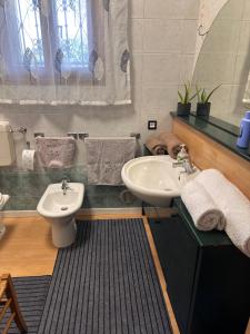 a bathroom with a sink and a toilet at Lemon house in Montebelluna +15 photos