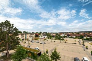 a view of a parking lot in a city at XZLLENZ light, Parken, 24h digitaler Check In und Zugang in Oberasbach