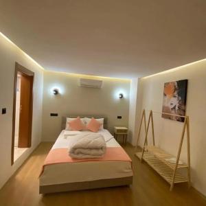 a bedroom with a large bed with pink sheets at Sığacıksenkonukevi in Siğacık