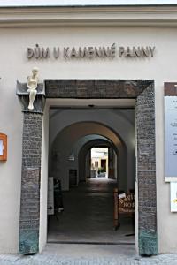 an entrance to a building with a sign that reads dum u kengtering at Relax apartmá Brno central - Brno střed in Brno +1 photo