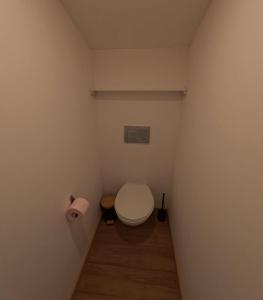 a small bathroom with a toilet and a roll of toilet paper at Chambre indépendante Pyrenées in Lombez