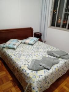 a bed with pillows on it in a bedroom at Tranquility with convenience in Caxambú Tranquilo in Caxambu