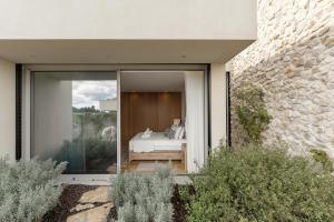 a bedroom is seen through the window of a house at Lagoon Residence 56 Deluxe in Óbidos +35 photos