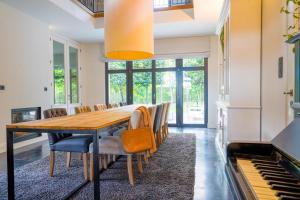 ein Esszimmer mit einem Holztisch und Stühlen in der Unterkunft Weynhoven in Brecht + 27 Fotos