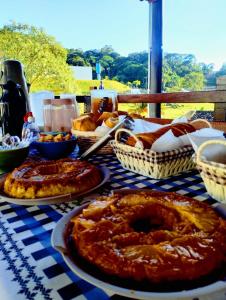 a table with plates of food and baskets of food at Conexão natureza in Socorro