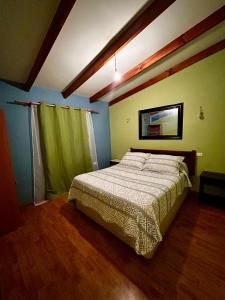 a bedroom with a large bed in a room at Acogedora casa para 6 personas en algarrobo in Algarrobo +1 photo
