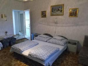 - une chambre avec un lit et des oreillers dans l'établissement Livia Apartman, à Balatonföldvár