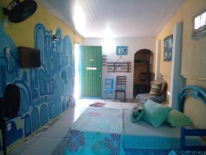 a living room with a green door in a room at Casa de Temporada de 1 Quarto com Piscina Gruta da Praia 2 in Saquarema