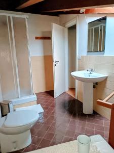 a bathroom with a toilet and a sink at B&B Leon d'Oro in Pusiano