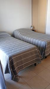 two beds sitting next to each other in a room at Catalina in Viedma