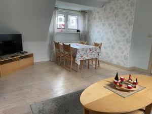a living room with a dining room table and a table and chairs at Ferienwohnung Lahann in Saalfeld