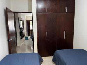 a bedroom with a closet and a bed and a mirror at Departamento Paty in Tampico