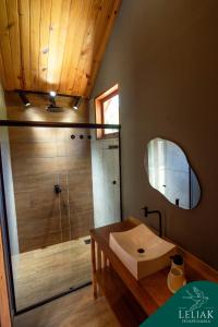 a bathroom with a sink and a shower at Hospedaria Leliak - Retiro Boutique de Montanha in Aiuruoca +36 photos