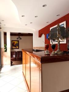 a kitchen with a counter with two glasses of wine at Posada de Las Farolas in Salta