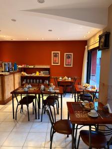 a restaurant with tables and chairs in a room at Posada de Las Farolas in Salta