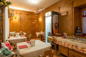 a dining room with two tables and two tables sidx sidx sidx at Meublè Blue House in Auronzo di Cadore
