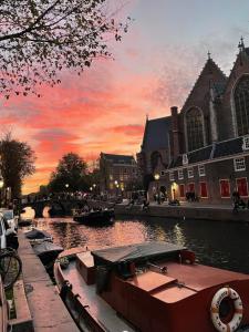 a boat is docked on a river in a city at Hotel Anco in Ons Belang