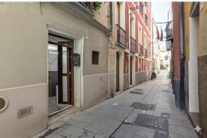 an empty alley way with a building at Sa domu pitticca Cavour in Cagliari