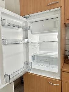 an empty refrigerator with its door open in a kitchen at VAJAGIC 1 - Apartment 4 Pers, 60 qm, EG, Messe, Uni Klinik in Essen