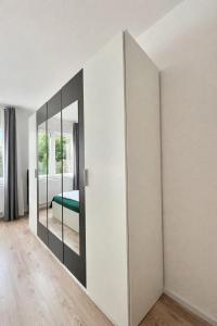 a room with a mirror and a bed at VAJAGIC 1 - Apartment 4 Pers, 60 qm, EG, Messe, Uni Klinik in Essen